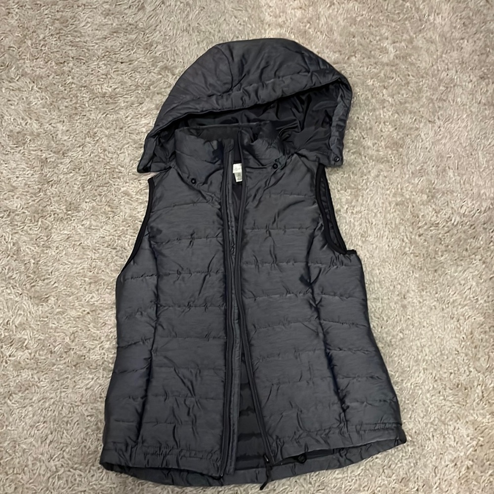 Puffer vest with removable hood